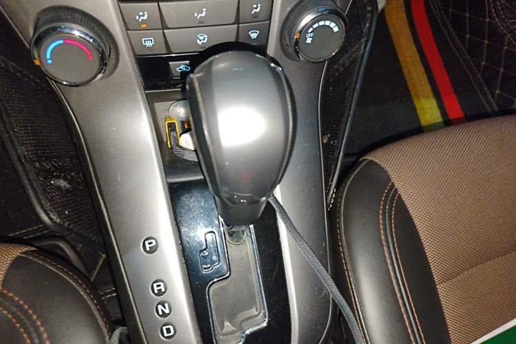 Used Chevrolet Cruze 2013 Hatchback 1.6L Automatic Luxury Model Gear Lever