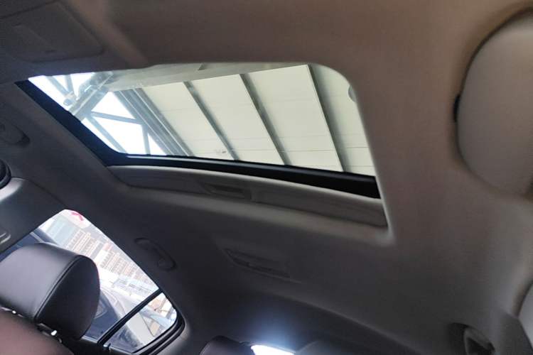 Used Chevrolet Cruze 2013 Hatchback 1.6L Automatic Luxury Model Headliner
