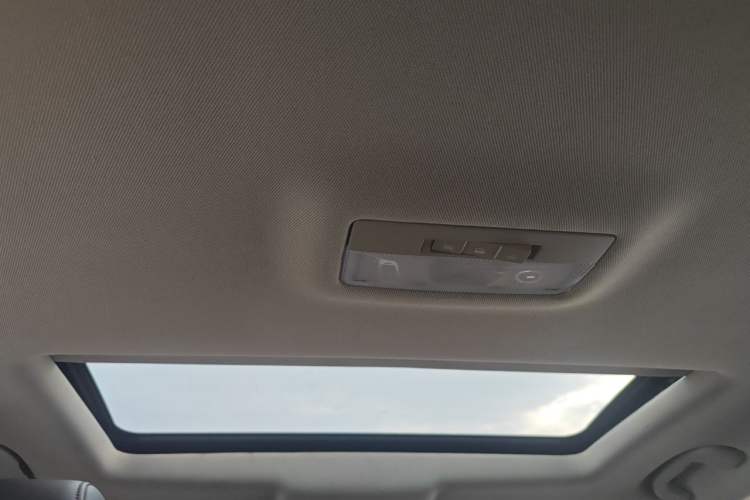 Used Chevrolet Cruze 2013 Hatchback 1.6L Manual Luxury Model Headliner
