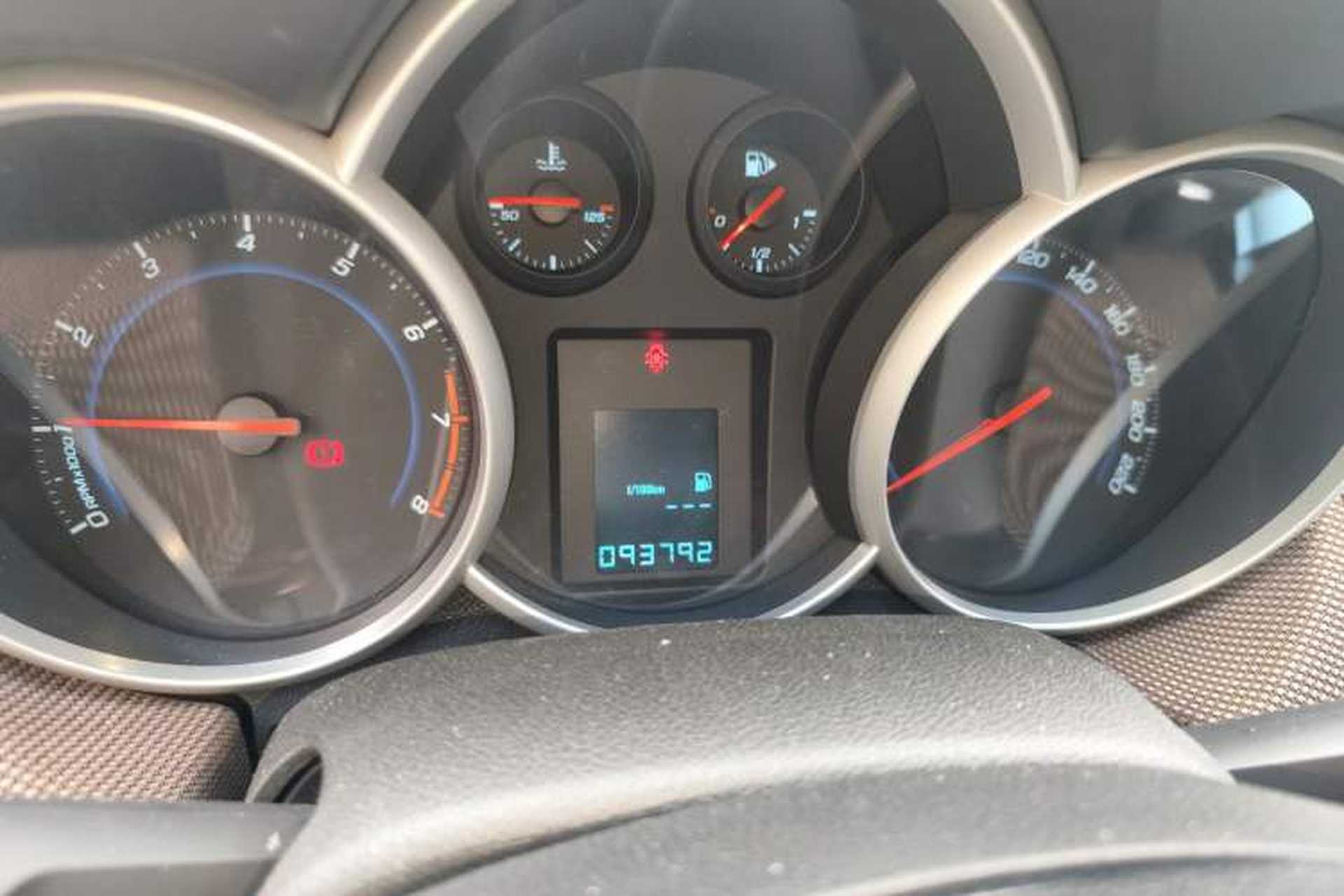 Used Chevrolet Cruze 2013 Hatchback 1.6L Manual Luxury Model Instrument Cluster