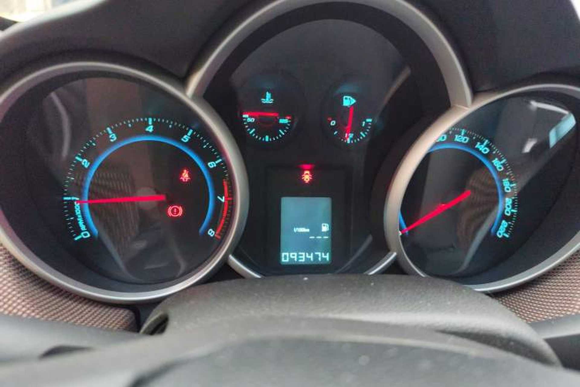 Used Chevrolet Cruze 2013 Hatchback 1.6L Manual Luxury Model Instrument Cluster