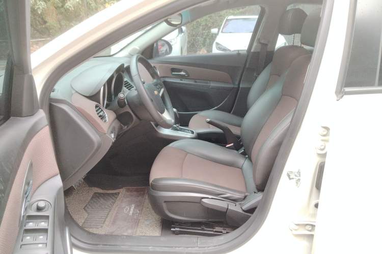 Used Chevrolet Cruze 2013 Hatchback 1.6L Automatic Luxury Model Interior 2