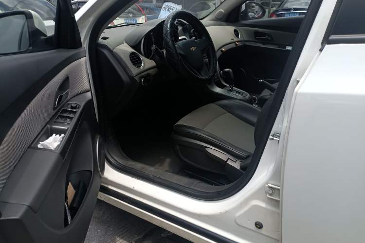 Used Chevrolet Cruze 2013 1.8L SE AT Interior 2