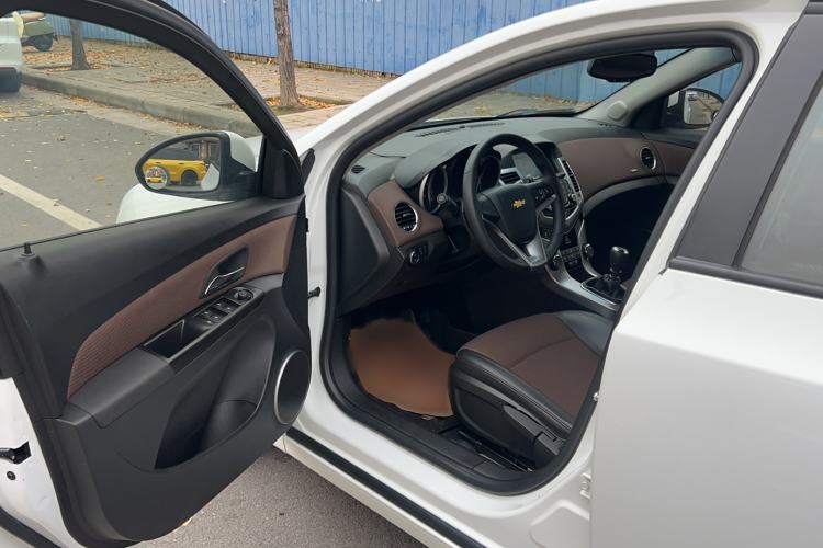 Used Chevrolet Cruze 2013 Hatchback 1.6L Manual Luxury Model Interior 2
