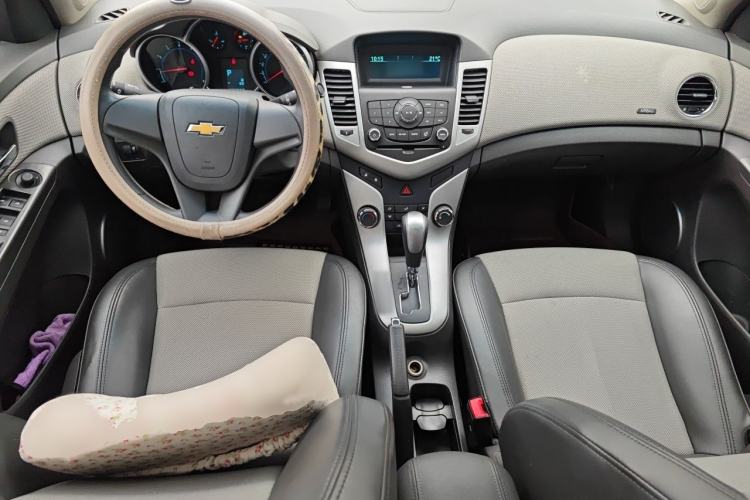 Used Chevrolet Cruze 2013 1.8L SE AT Interior 2