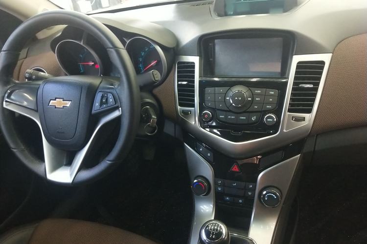Used Chevrolet Cruze 2013 Hatchback 1.6L Manual Luxury Model Interior 2