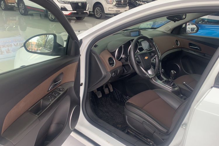 Used Chevrolet Cruze 2013 Hatchback 1.6L Manual Luxury Model Interior 2