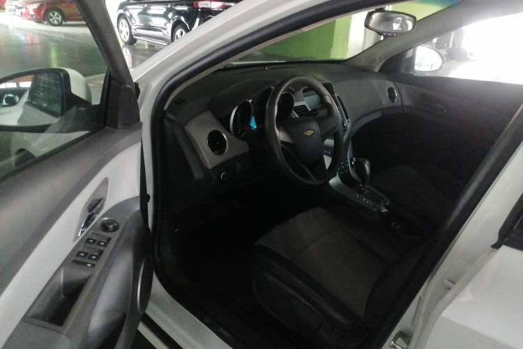 Used Chevrolet Cruze 2013 1.8L SE AT Interior 2