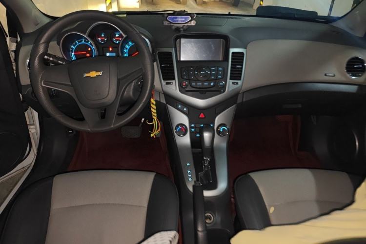 Used Chevrolet Cruze 2013 1.8L SE AT Interior 2
