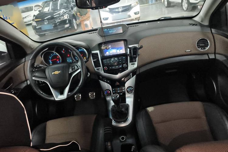 Used Chevrolet Cruze 2013 Hatchback 1.6L Manual Luxury Model Interior 2