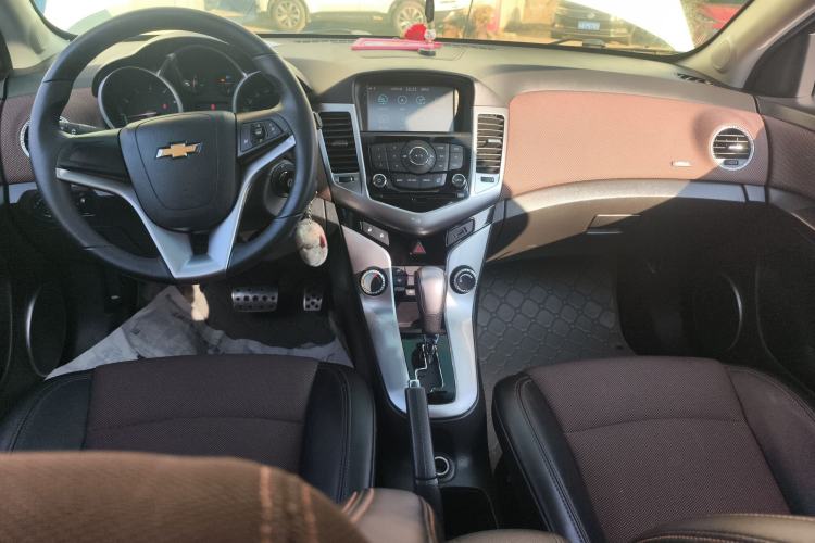 Used Chevrolet Cruze 2013 Hatchback 1.6L Automatic Luxury Model Interior 2