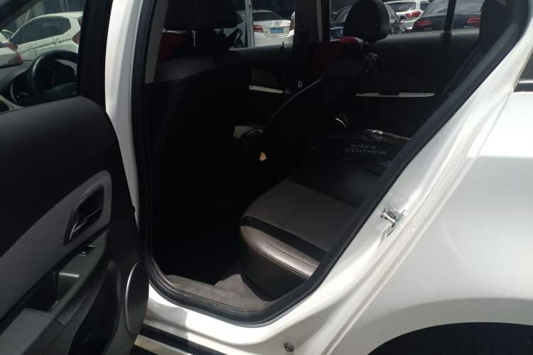 Used Chevrolet Cruze 2013 1.8L SE AT Interior 3