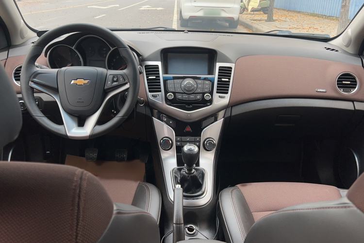 Used Chevrolet Cruze 2013 Hatchback 1.6L Manual Luxury Model Interior 3