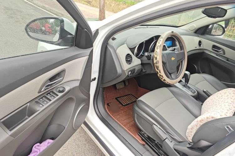 Used Chevrolet Cruze 2013 1.8L SE AT Interior 3