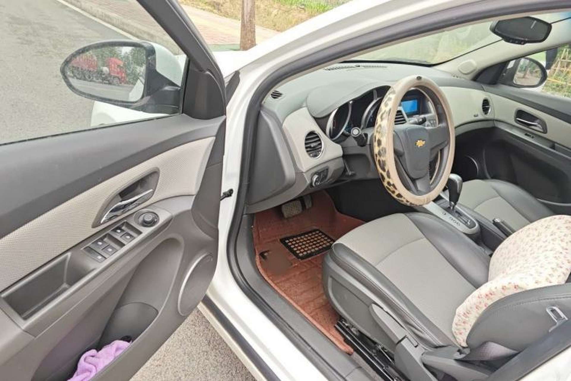 Used Chevrolet Cruze 2013 1.8L SE AT Interior 3