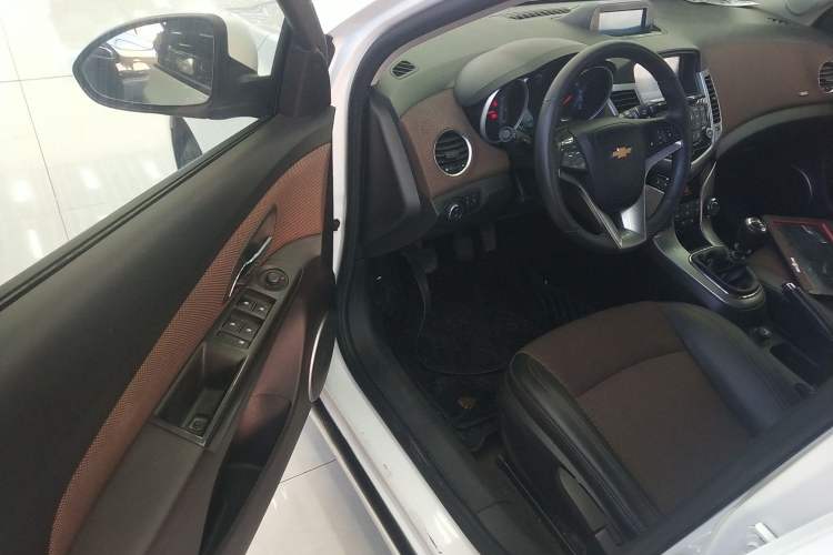 Used Chevrolet Cruze 2013 Hatchback 1.6L Manual Luxury Model Interior 3