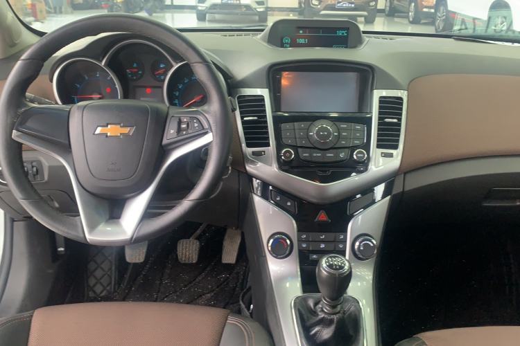 Used Chevrolet Cruze 2013 Hatchback 1.6L Manual Luxury Model Interior 3