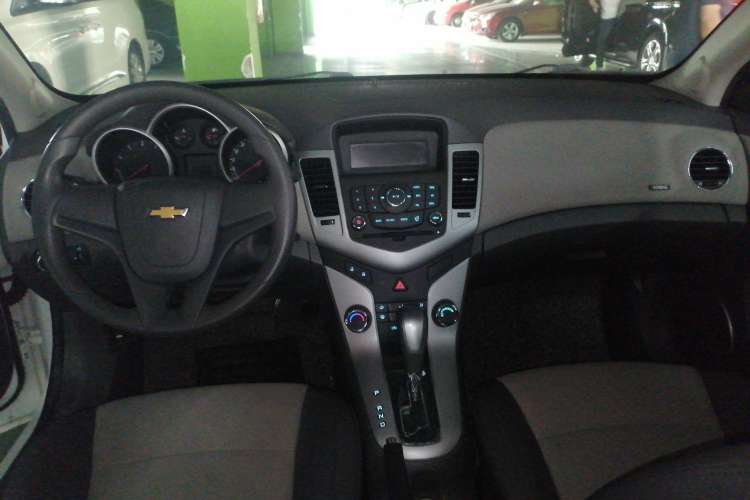 Used Chevrolet Cruze 2013 1.8L SE AT Interior 3