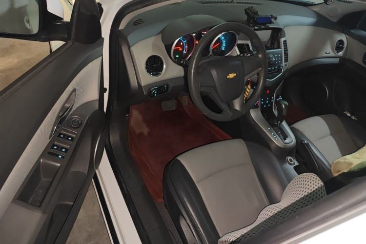 Used Chevrolet Cruze 2013 1.8L SE AT Interior 3