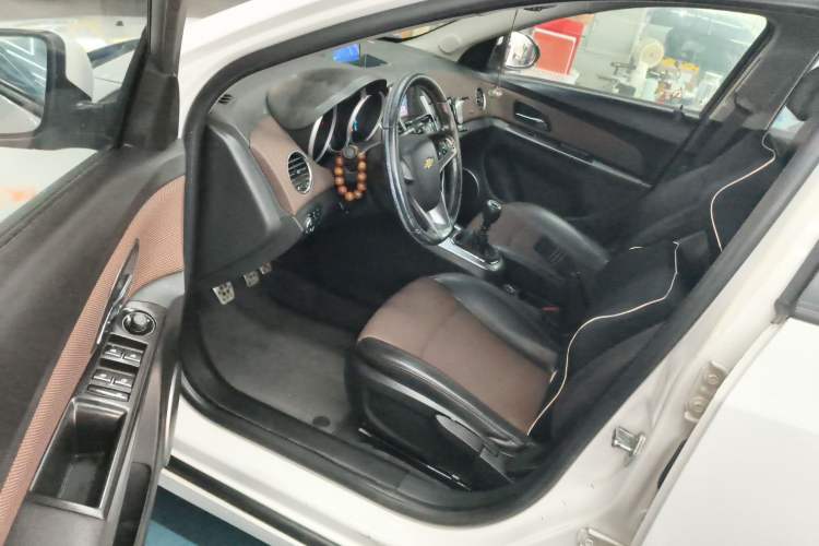 Used Chevrolet Cruze 2013 Hatchback 1.6L Manual Luxury Model Interior 3