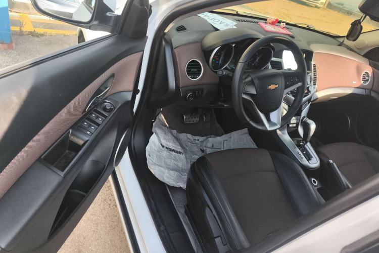 Used Chevrolet Cruze 2013 Hatchback 1.6L Automatic Luxury Model Interior 3
