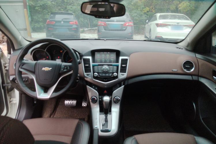 Used Chevrolet Cruze 2013 Hatchback 1.6L Automatic Luxury Model Interior 4