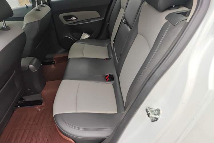 Used Chevrolet Cruze 2013 1.8L SE AT Interior 4