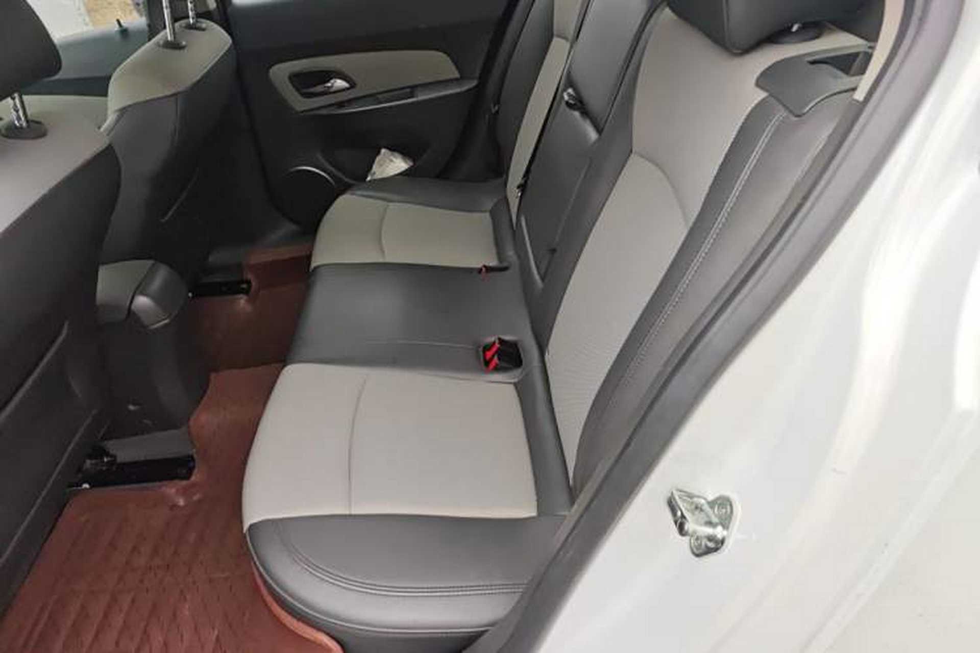 Used Chevrolet Cruze 2013 1.8L SE AT Interior 4