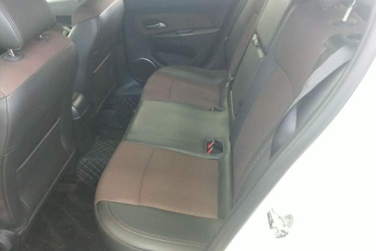 Used Chevrolet Cruze 2013 Hatchback 1.6L Manual Luxury Model Interior 4