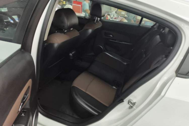 Used Chevrolet Cruze 2013 Hatchback 1.6L Manual Luxury Model Interior 4