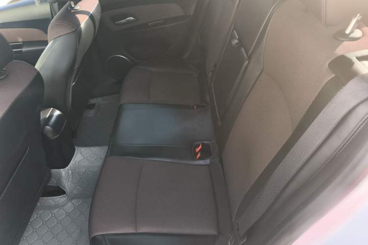 Used Chevrolet Cruze 2013 Hatchback 1.6L Automatic Luxury Model Interior 4