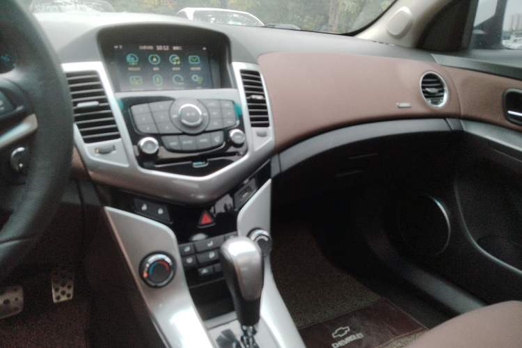 Used Chevrolet Cruze 2013 Hatchback 1.6L Automatic Luxury Model Interior 5