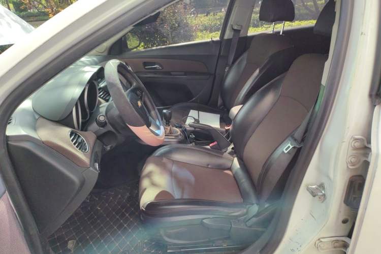 Used Chevrolet Cruze 2013 Hatchback 1.6L Manual Luxury Model Left Front Seat