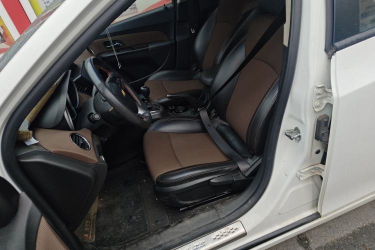 Used Chevrolet Cruze 2013 Hatchback 1.6L Manual Luxury Model Left Front Seat