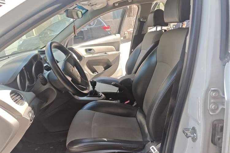 Used Chevrolet Cruze 2013 1.6L SL Sunroof Edition MT Left Front Seat