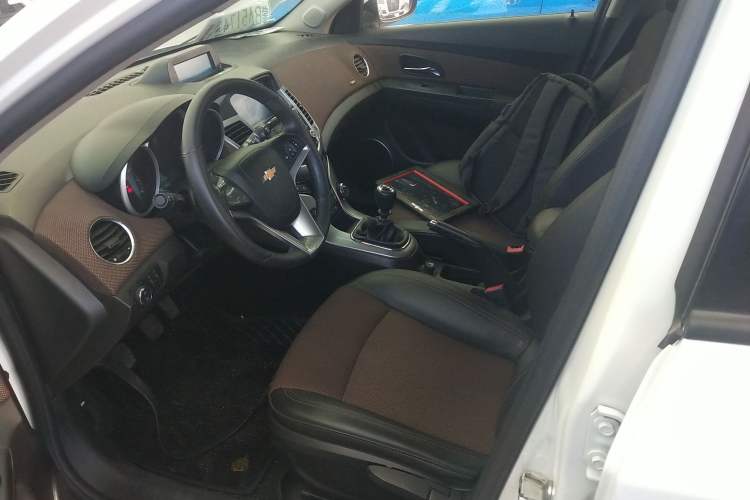 Used Chevrolet Cruze 2013 Hatchback 1.6L Manual Luxury Model Left Front Seat