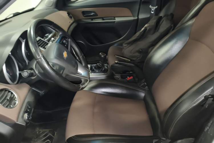 Used Chevrolet Cruze 2013 Hatchback 1.6L Manual Luxury Model Left Front Seat