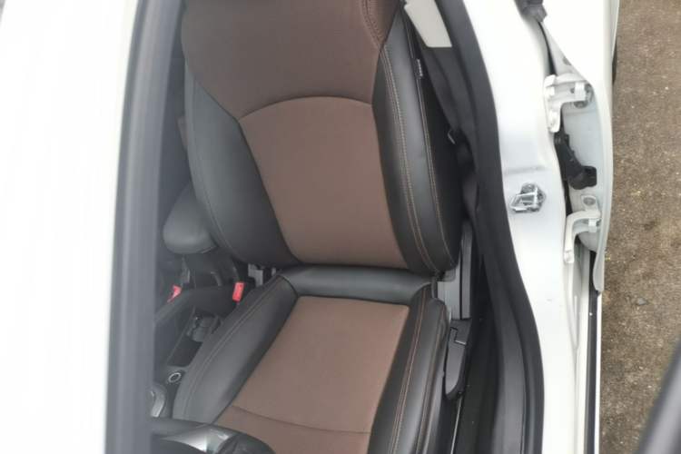 Used Chevrolet Cruze 2013 Hatchback 1.6L Manual Luxury Model Left Front Seat