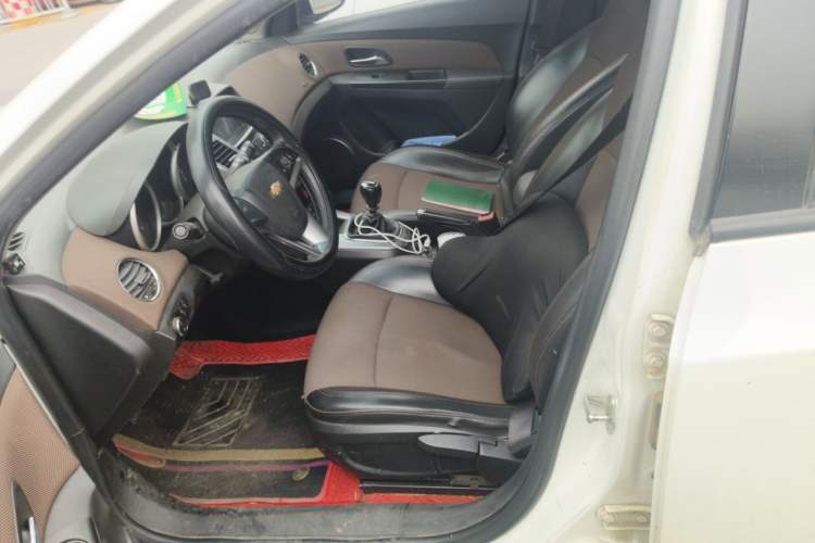 Used Chevrolet Cruze 2013 Hatchback 1.6L Manual Luxury Model Left Front Seat