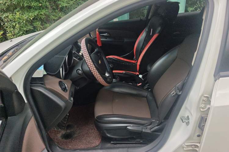 Used Chevrolet Cruze 2013 Hatchback 1.6L Manual Luxury Model Left Front Seat