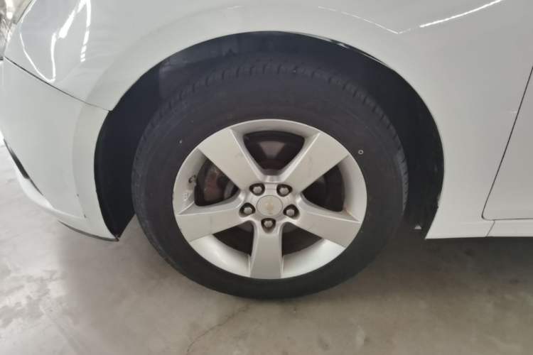 Used Chevrolet Cruze 2013 Hatchback 1.6L Automatic Luxury Model Left Front Wheel Hub