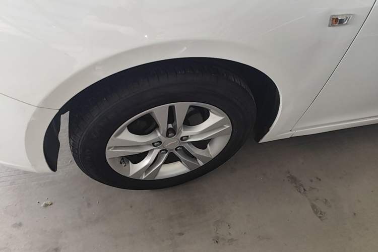 Used Chevrolet Cruze 2013 Hatchback 1.6L Automatic Luxury Model Left Front Wheel Hub
