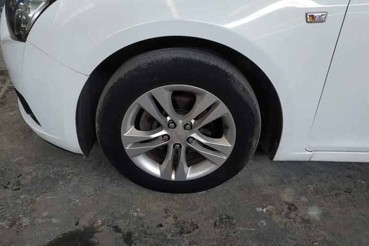 Used Chevrolet Cruze 2013 Hatchback 1.6L Manual Luxury Model Left Front Wheel Hub