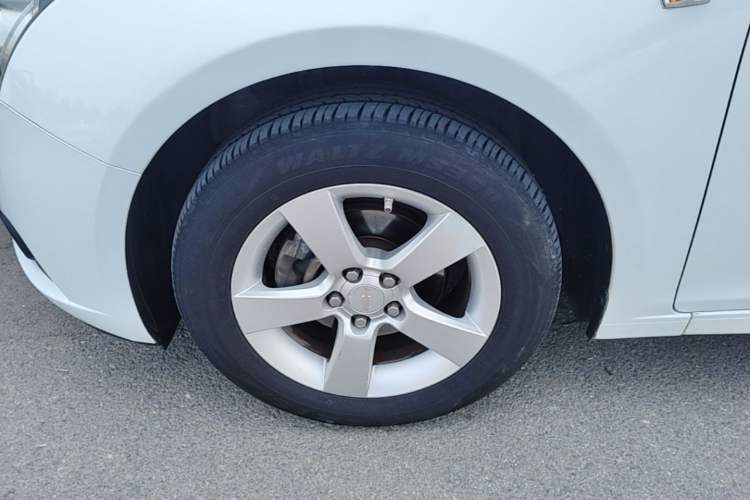 Used Chevrolet Cruze 2013 Hatchback 1.6L Automatic Luxury Model Left Front Wheel Hub