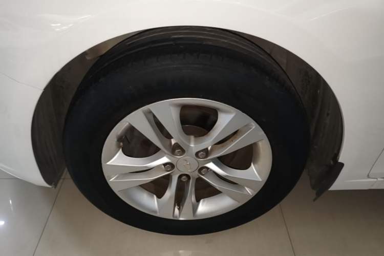 Used Chevrolet Cruze 2013 Hatchback 1.6L Manual Luxury Model Left Front Wheel Hub