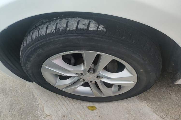 Used Chevrolet Cruze 2013 Hatchback 1.6L Automatic Luxury Model Left Front Wheel Hub
