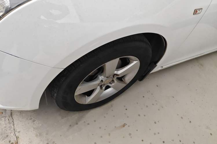 Used Chevrolet Cruze 2013 1.8L SE AT Left Front Wheel Hub