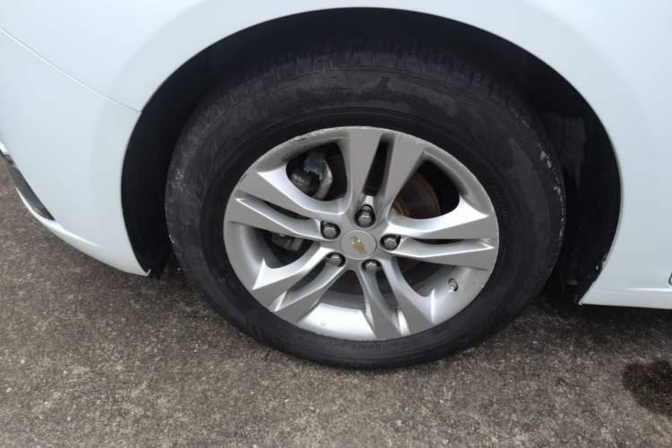Used Chevrolet Cruze 2013 Hatchback 1.6L Manual Luxury Model Left Front Wheel Hub