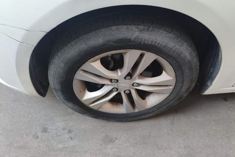 Used Chevrolet Cruze 2013 Hatchback 1.6L Automatic Luxury Model Left Front Wheel Hub