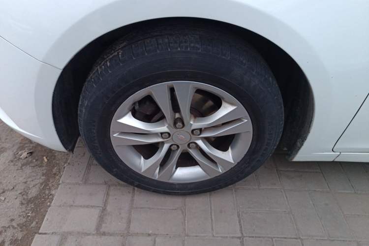 Used Chevrolet Cruze 2013 Hatchback 1.6L Automatic Luxury Model Left Front Wheel Hub
